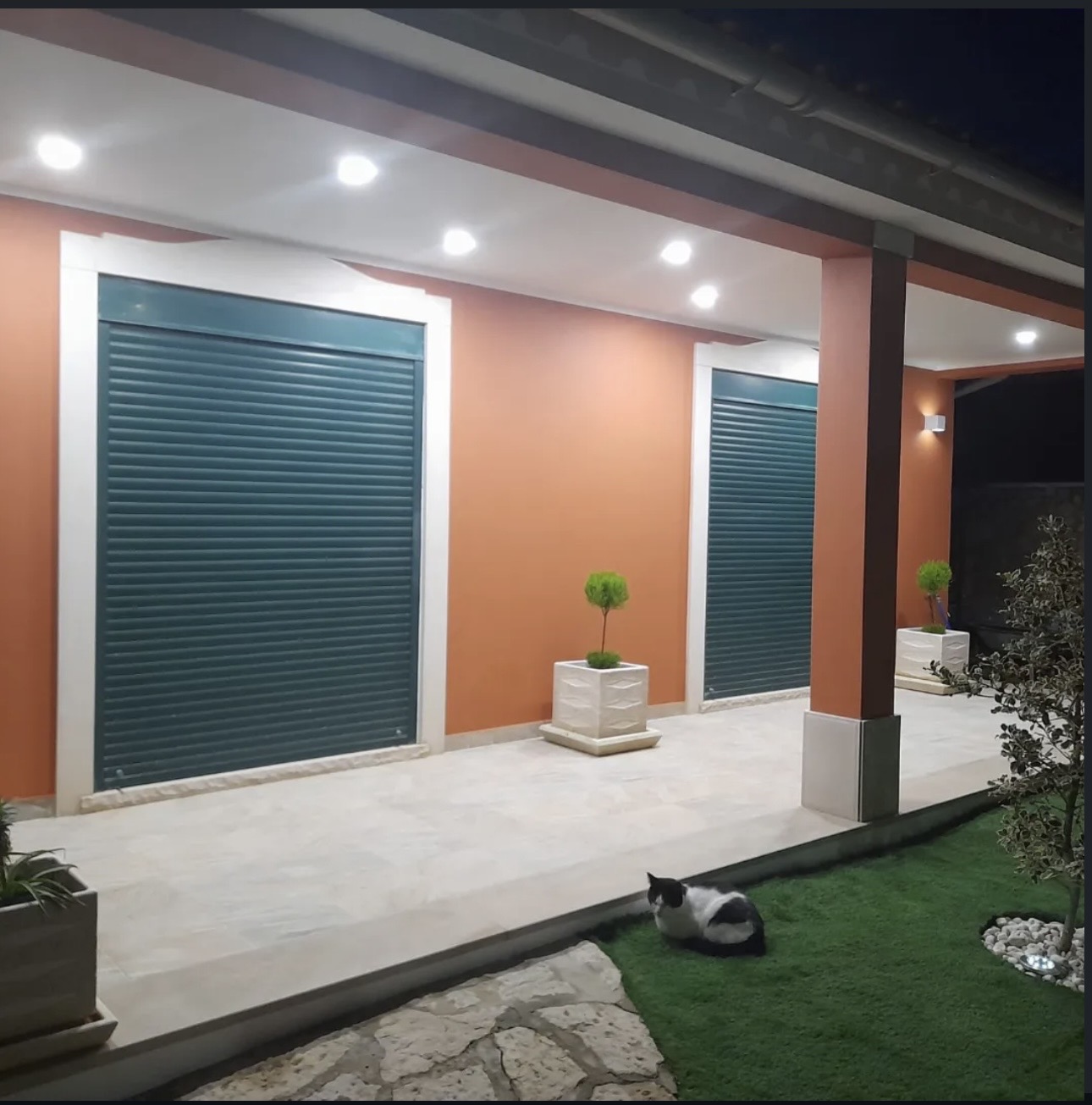 Espaço exterior com iluminação LED e acabamentos — obra MCM Construções