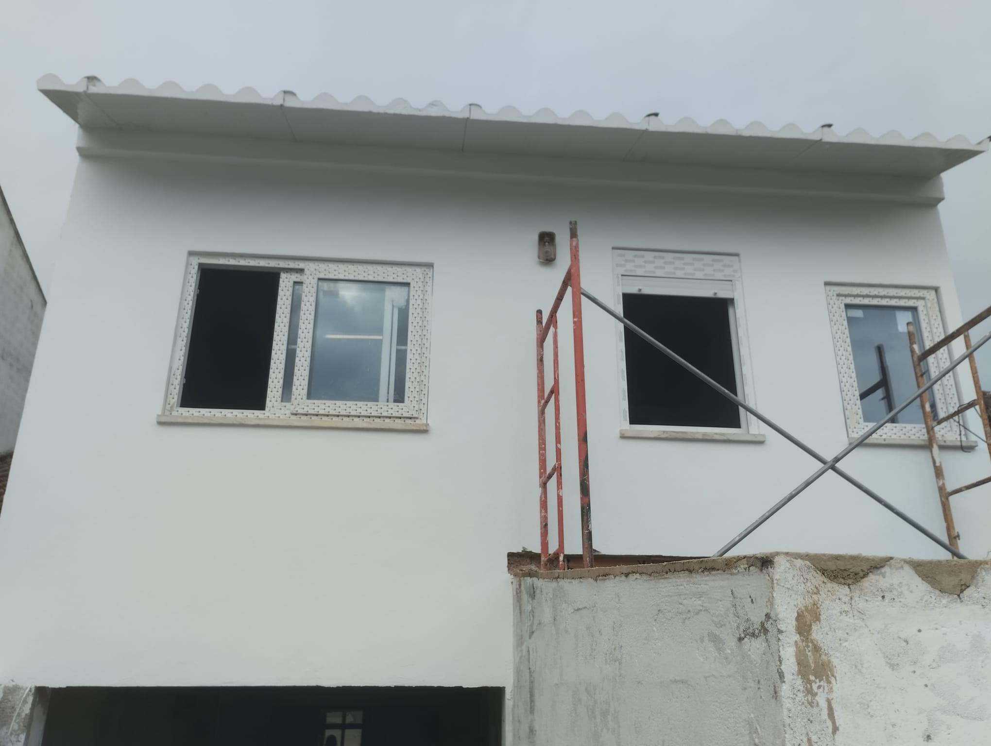 Fachada de moradia pintada a branco — obra MCM Construções